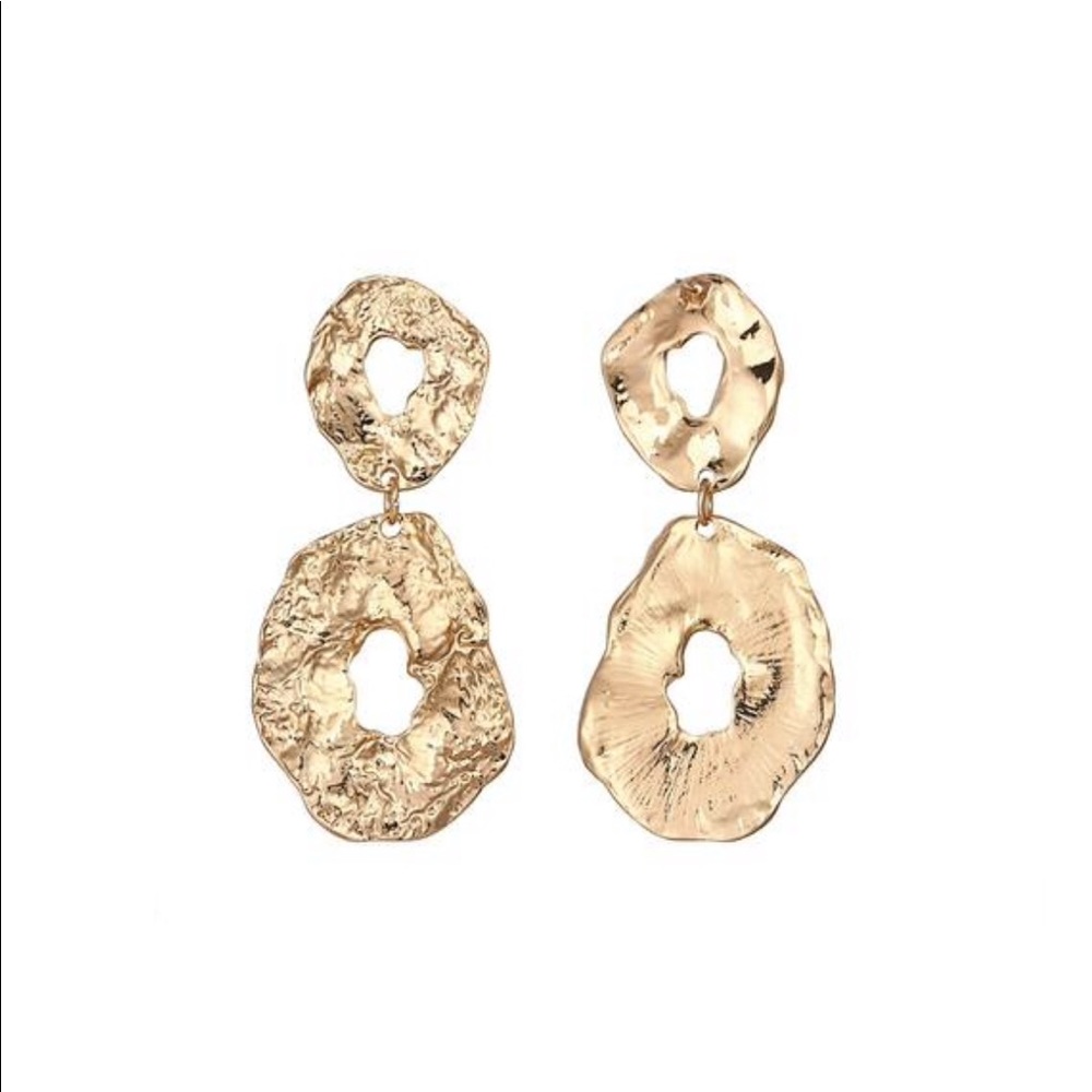 Simple and feminine! A delicate gold earrings.